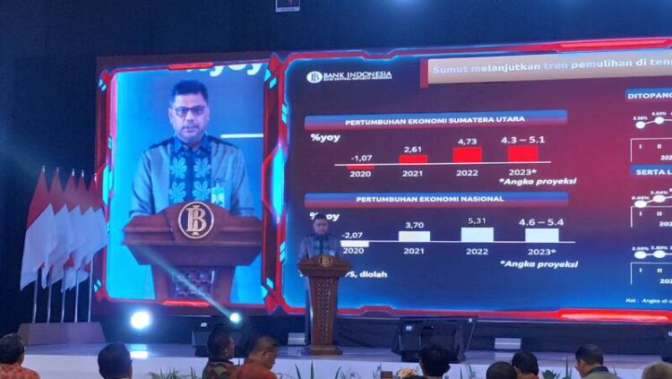 Deputi Kepala Perwakilan Bank Indonesia Provinsi Sumatera Utara, Yura Djalins dalam acara Pertemuan Tahunan Bank Indonesia dengan tema “Sinergi Memperkuat Ketahanan dan Kebangkitan Ekonomi Nasional” di Convention Santika Dyandra Hotel Medan, Rabu (29/11) malam.
