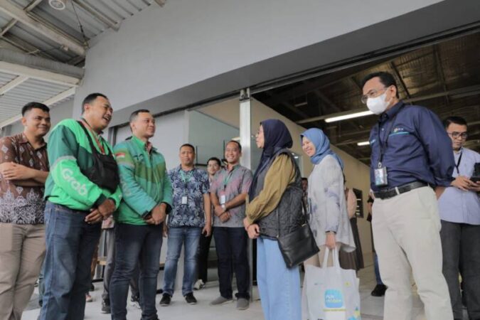 Direktur Niaga PT PLN (Persero), Edi Srimulyanti bersama General Manager PLN UID Sumatera Utara, Awaluddin Hafid saat berdialog dengan pengemudi grab di kantor Grab Rental Medan yang beralamat di Jalan Gatot Subroto Nomor 22 Medan Sumatera Utara, Kamis (9/11).