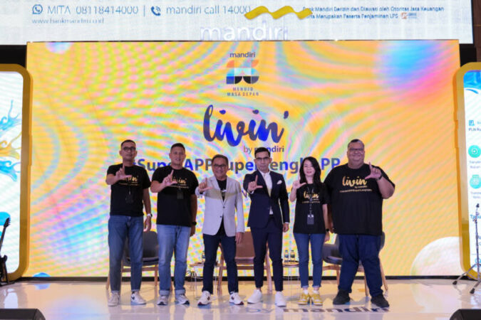 Kiri ke kanan: Dewangga Satria Prayudha - Vice President; Ferdinan Hariandja - Vice President; Agus Dwi Handaya - Direktur Kepatuhan & SDM Bank Mandiri; Reza Herlambang - Presenter; Yoyana - Mall Director Sun Plaza; Andrea Rivelino -Vice President.