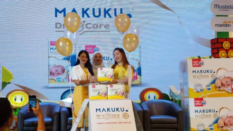 Assistant Director Branding MAKUKU Indonesia, Novita Utomo didampingi Dokter Spesialis Anak Royal Maternity General Medan, dr. Cynthea Prima Destariani, MKed(PED), SpA(K) dan Momfluencer, Shella meluncurkan MAKUKU Dry Care sebagai pilihan popok ekonomis, lembut dan menyerap cairan lebih banyak, di Medan, Kamis (2/11).