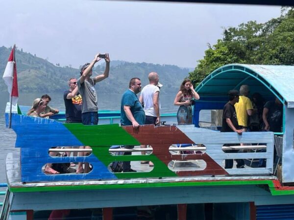 Wisatawan Mancanegara (Wisman) saat menikmati keindahan Danau Toba.