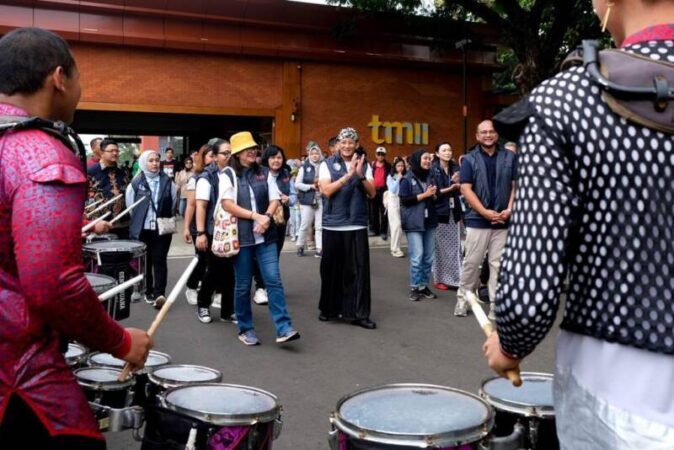 Menteri Pariwisata dan Ekonomi Kreatif/Kepala Badan Pariwisata dan Ekonomi Kreatif (Menparekraf/Kabaparekraf) Sandiaga Salahuddin Uno memastikan suasana libur Natal dan Tahun Baru (Nataru) di salah satu destinasi unggulan tanah air, Taman Mini Indonesia Indah (TMII) Jakarta, Selasa (26/12/2023), tetap aman, nyaman, dan kondusif.