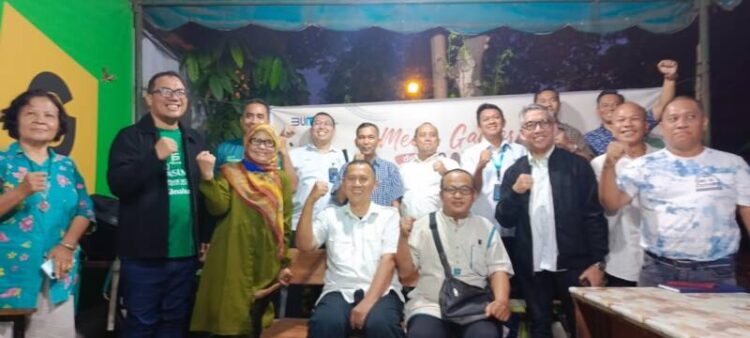 Pemimpin Wilayah (Pinwil) PT Pegadaian Kanwil 1 Medan, Arief Rinardi Sunardi foto bersama wartawan pada acara Media Gathering Ngopi Sore bersama Insan Jurnalis Medan, Senin (4/12).