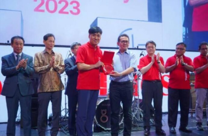 Kemendag menerima plakat dari PT LG Electronics Indonesia. Plakat tersebut diserahkan Presiden LG Electronics Indonesia untuk Pabrik Cibitung Park Kunjik dan diterima Dirjen Perdagangan Luar Negeri Kemendag Budi Santoso.