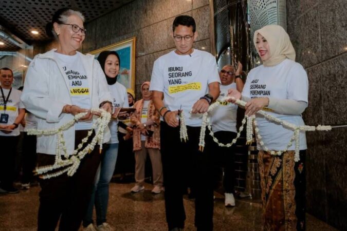 Menparekraf Sandiaga Uno (tengah) bersama Penasihat Dharma Wanita Persatuan (DWP) Kemenparekraf Nur Asia Uno (kanan) dan Sesmenparekraf Ni Wayan Giri Adnyani (kiri) membuka Pameran Capaian Kinerja Kemenparekraf/Baparekraf Tahun 2023 di Gedung Sapta Pesona, Jakarta, Rabu (20/12/2023).