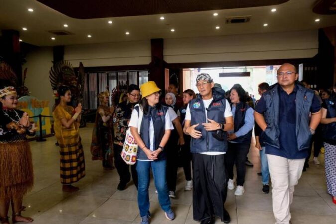 Menparekraf Sandiaga Salahuddin Uno menekankan agar pengelola destinasi dan sentra ekonomi kreatif di berbagai daerah tanah air memperkuat penerapan protokol CHSE (Cleanliness, Health, Safety, Environmental Sustainability) termasuk di dalamnya pengelolaan kerumunan (crowd management) dalam menghadapi lonjakan kunjungan wisatawan saat momen libur Natal 2023 dan Tahun Baru 2024