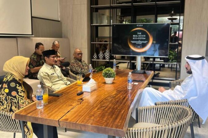 Menteri Pariwisata dan Ekonomi Kreatif Sandiaga Salahuddin Uno melakukan pertemuan dengan Chairman Ayana Holding, Abdullah Lahej dan menawarkan peluang investasi di sektor pariwisata dan ekonomi kreatif Indonesia dalam upaya mendorong kebangkitan ekonomi dan terbukanya lapangan kerja masyarakat, Dubai, Jumat (5/1/2024).