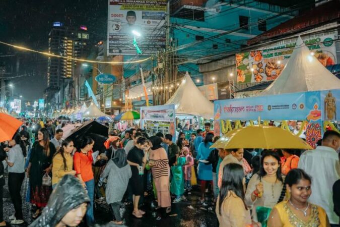 Meski hujan terus mengguyur namun tidak menyurut antusias umat Hindu etnis Tamil untuk mengikuti perayaan Thaipusam Medan Street Festival Tahun 2024 di Jalan Kejaksaan Medan, tepatnya depan Kuil Sree Soepramaniem Nagarattar, Kamis (25/1).