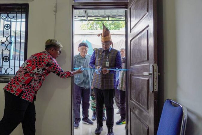 Bobby Nasution meresmikan Rumah Layanan Pengembangan Kemasan UMKM Pemko Medan yang berlokasi di Pusat Industri Kecil (PIK), Jalan Menteng VII, Kelurahan Medan Tenggara, Kecamatan Medan Denai, Jumat (26/1).