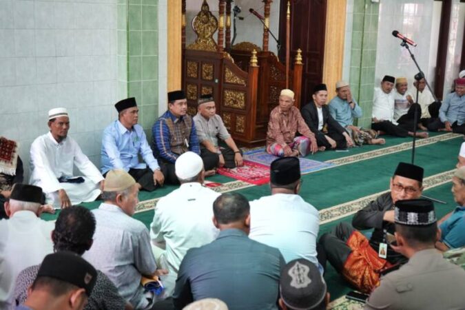 Wali Kota Medan, Bobby Nasution saat menghadiri kegiatan Safari Jumat Pemko Medan di Masjid Taufik, Jalan Masjid Taufik, Kec. Medan Perjuangan, Jumat (26/1).