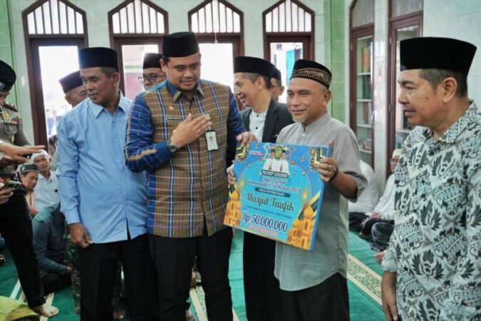 Masjid Taufik di Jalan Masjid Taufik, Kecamatan Medan Perjuangan menjadi masjid kedua yang dipilih Wali Kota Medan Bobby Nasution untuk melaksanakan Safari Jumat Pemko Medan di tahun 2024 ini, Jumat (26/1).