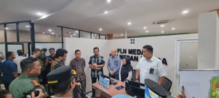 Walikota Medan Muhammad Bobby Afif Nasution melakukan kunjungan ke stand pelayanan PLN UP3 Medan dan PLN UP3 Medan Utara di gedung eks Plaza Ramayana Peringgan, Jalan Iskandar Muda Medan, Kamis (25/1).