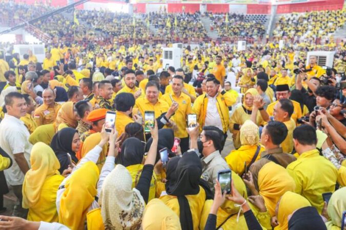Sekitar sepuluh ribu massa di sekitar Medan dan Deliserdang menghadiri acara "Kumpul Rakyat" yang digelar Partai Golkar Sumut di Gedung Serbaguna (GOR) Jalan William Iskandar, Deliserdang, Sabtu (27/1/2024).