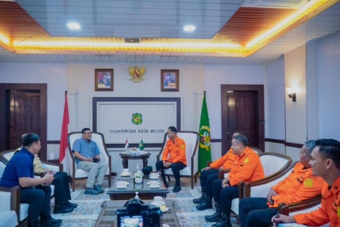 Wali Kota Medan Bobby Nasution saat menerima kunjungan Kepala Kantor Pencarian dan Pertolongan (Basarnas) Kota Medan Mustari di Balai Kota Medan, Selasa (30/1).