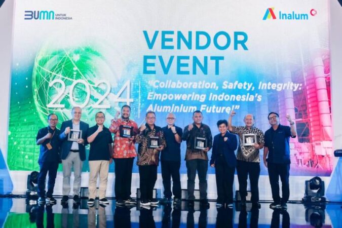 Direksi Inalum foto bersama para penerima penghargaan pada acara Vendor Event 2024 dengan tema "Colaboration, Safety, Collaboration, Integrity Empowering Indonesia's Alumunium Future".