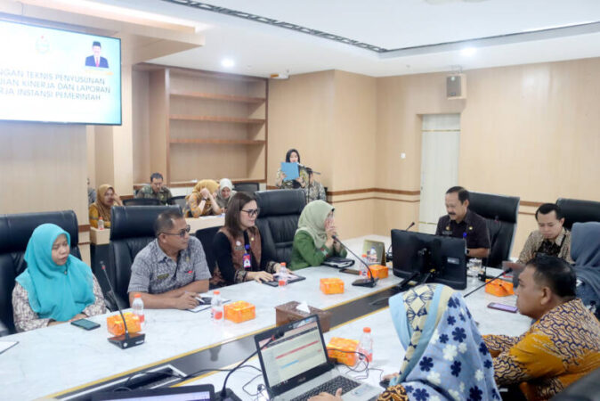 Sekretaris Daerah Provinsi Sumatera Utara (Sumut) Arief S Trinugroho membuka Bimbingan Teknis Penyusunan Laporan Kinerja dan Perjanjian Kinerja di lingkungan Pemerintah Daerah Kabupaten/Kota se-Sumut di Ruang Rapat I Lantai 2 Kantor Gubernur Sumut Jalan Diponegoro Nomor 30 Medan, Kamis (25/1).