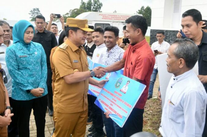 Pj Gubernur Sumut memberikan bantuan Alat Mesin Pertanian dan Bibit Tanaman kepada Kelompok Tani Tapanuli Selatan, dan melakukan Penanaman Pohon dalam rangka Gerakan Sumut Menanam.
