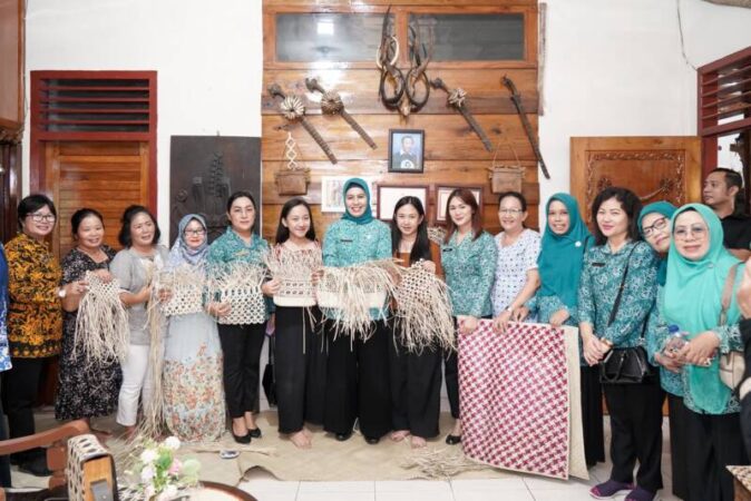 Penjabat (Pj) Ketua Dekranasda Sumut Dessy Hassanudin meninjau Galeri D&D di Gunungsitoli, Kamis (25/1).