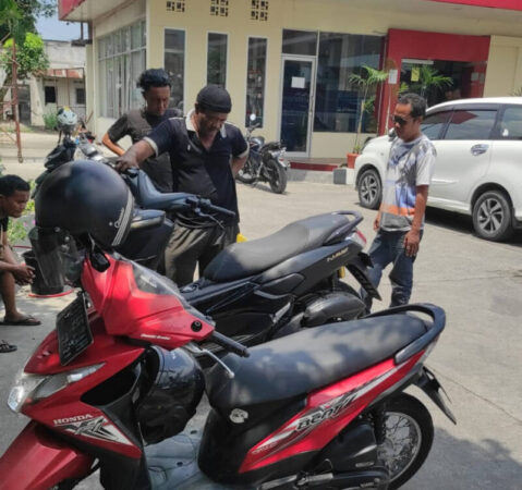 Beberapa kendaraan sepedamotor yang mengalami mogok setelah mengisi BBM di SPBU Nomor 14.203.180, Jln. Pertahanan, Kecamatan Patumbak, Senin (26/2).