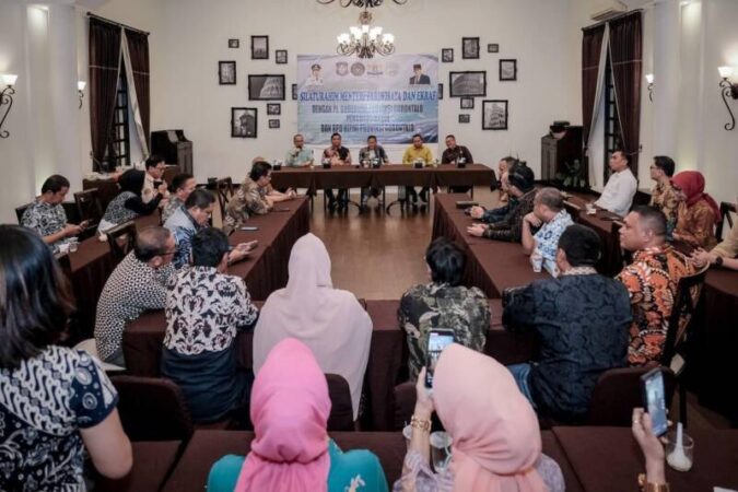 Menparekraf Sandiaga Salahuddin Uno menggelar pertemuan dengan para pelaku usaha yang tergabung dalam KADIN (Kamar Dagang dan Industri) dan HIPMI (Himpunan Pengusaha Muda Indonesia) guna mengidentifikasi sejumlah potensi yang dapat mengakselerasi pertumbuhan sektor pariwisata dan ekonomi kreatif Gorontalo, Gorontalo, (27/2/2024).