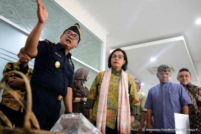 Menteri Keuangan (Menkeu) Sri Mulyani Indrawati menyampaikan tiga pesan penting dalam acara bincang dengan pegawai Kementerian Keuangan (Kemenkeu) yang berada di wilayah Subang, Cirebon, Indramayu, Majalengka, dan Kuningan (Suciayu Majakuning) yang dilaksanakan di Cirebon, Selasa (6/2). 