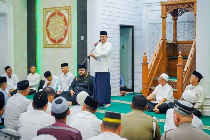 Mengawali safari subuh perdana di tahun 2024, Wali Kota Medan Bobby Nasution bersafari subuh di Mesjid Muslimin jalan AR Hakim, Gang Buntu, Kelurahan Tegal Sari III, Kecamatan Medan Area, Rabu (31/1/2024).