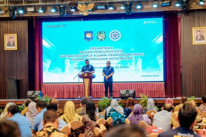 Wali Kota Medan Bobby Nasution saat menghadiri Pelantikan Dewan Pengurus Kota (DPK) IKAPTK Kota Medan di Grand Mercure Medan, Jumat (2/2) malam.