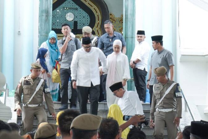 Wali Kota Medan Bobby Nasution dan Ketua TP PKK Kahiyang Ayu Bobby Nasution bersama warga memadati Masjid Raya Al Mashun, Kamis (8/2) memperingati Isra Mikraj Nabi Besar Muhammad S.A.W 1445 Hijriah.