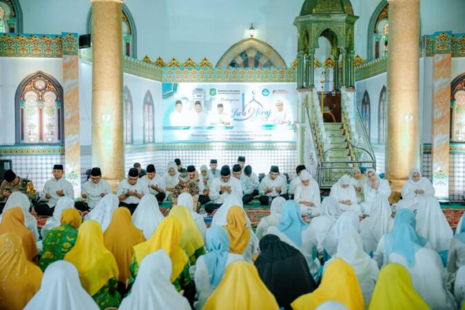 Wali Kota Medan Bobby Nasution menghadiri peringatan Israk Mikraj Nabi Muhammad SAW 1445 H di Masjid Raya Al Mashun Jalan Sisingamangaraja Medan, Kamis (8/2).