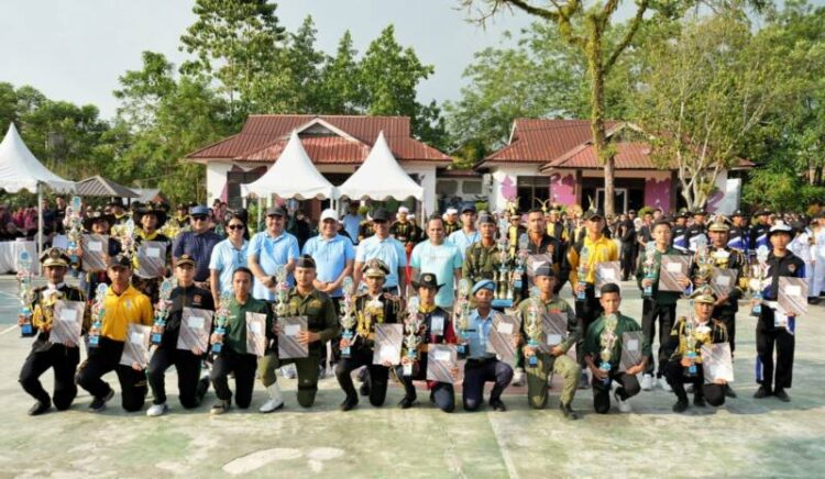 Penyerahan trophy dan piagam penghargaan menandai penutupan lomba Kreasi Formasi (Kreafor) Pemuda yang diselenggarakan Pemko Medan melalui Dinas Pemuda dan Olahraga Kota Medan, di Lap. Cadika, Minggu (11/2).