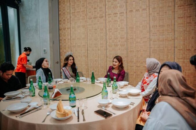 Ketua Dekranasda Kota Medan Ny Kahiyang Ayu M Bobby Afif Nasution menyambut kedatangan Nabiqah Anisa Salsabila Pasaribu di Palm Beach Seafood Medan Jalan Teuku Daud, Senin (12/2).