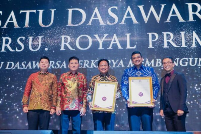 Bobby Nasution dan Pj Gubernur Sumut Hasanuddin foto bersama Founder Prima Grup, I Nyoman Ehrich Lister, Direktur PT Royal Prima, Tommy Leonard dan Direktur RSU Royal Prima, dr Wienaldi, usai penyerahan penghargaan dalam acara peringatan ulang tahun satu dasawarsa RSU Royal Prima, di Gedung Universitas Prima Indonesia.
