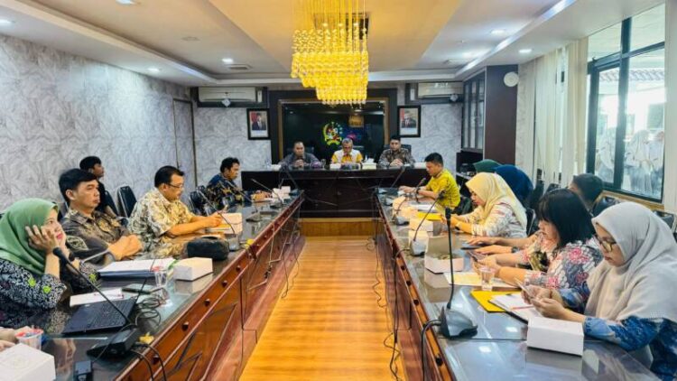 Asisten Pemerintah dan Sosial Muhammad Sofyan ketika membuka rapat Evaluasi dan Optimalisasi Pelaporan Penerapan Standar Pelayanan Minimal (SPM) Kota Medan tahun 2023-2024 di kantor Wali Kota, Kamis (22/2/2024).