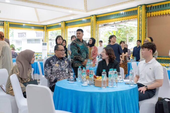 Ramah tamah dan silaturahmi dengan mahasiswa dari Kota Gwangju, Korea Selatan di Pendopo Rumah Dinas Wali Kota, Jalan Sudirman Medan, Kamis (22/2).