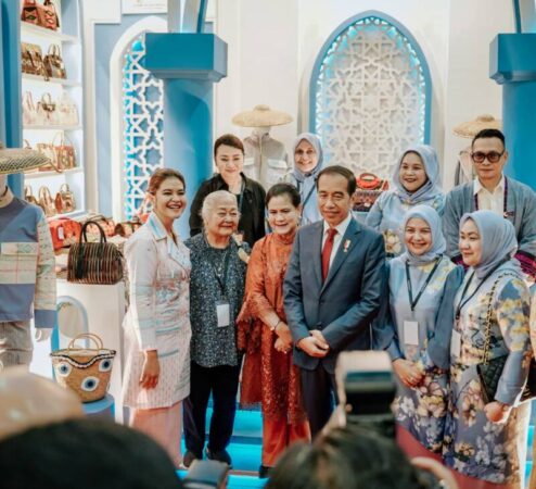 Presiden Joko Widodo dan Ibu Negara Iriana Joko Widodo saat mengunjungi stand yang ditampilkan Dekranasda Kota Medan di INACRAFT 2024.