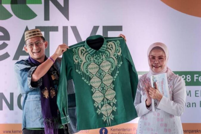 Menparekraf Sandiaga Salahuddin Uno bersama Bupati Bone Bolango, Merlan Uloli dalam acara Bimtek Pelatihan SDM Ekraf Green Creative, di Bandhayo Bone Bolango, Gorontalo, Rabu (28/2/2024).