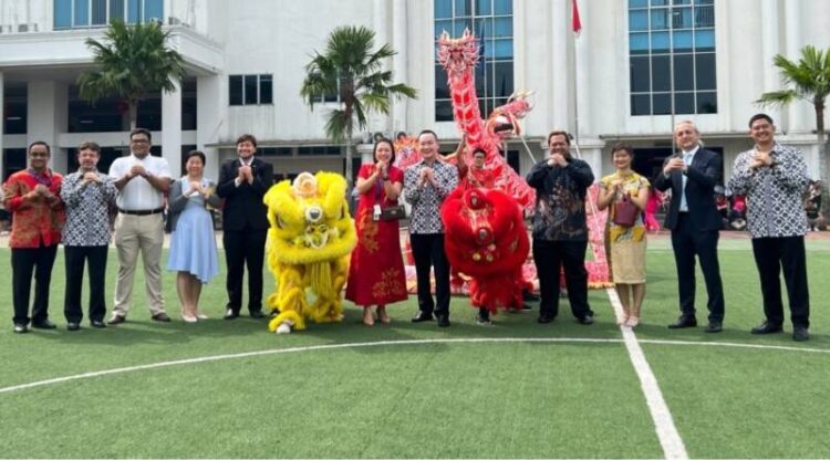 Mary Jane Luyon-Fajardo, Principal Sampoerna Academy Medan Citra dan George Irawan Chairman, Board of Executive Putera Sampoerna Foundation bersama dengan para Perwakilan Konsulat dari berbagai negara dalam perayaan Lunar New Year 2024 di Sampoerna Academy Medan Citra pada 7 Februari 2024.