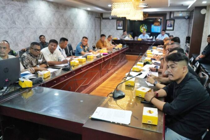 Rapat persiapan kegiatan Pemantauan dan Pencegahan Asmara Subuh pada Bulan Suci Ramadan 1445H/2024 yang dipimpin Wali Kota Medan, Bobby Nasution diwakili Asisten Pemerintah dan Kesejahteraan Rakyat Setda Kota Medan, M. Sofyan di Kantor Wali Kota Medan, Selasa (5/2).