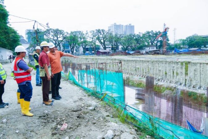 Wali Kota Medan Bobby Nasution meninjau pembangunan revitalisasi Lapangan Merdeka Medan, Jumat (8/3) siang.