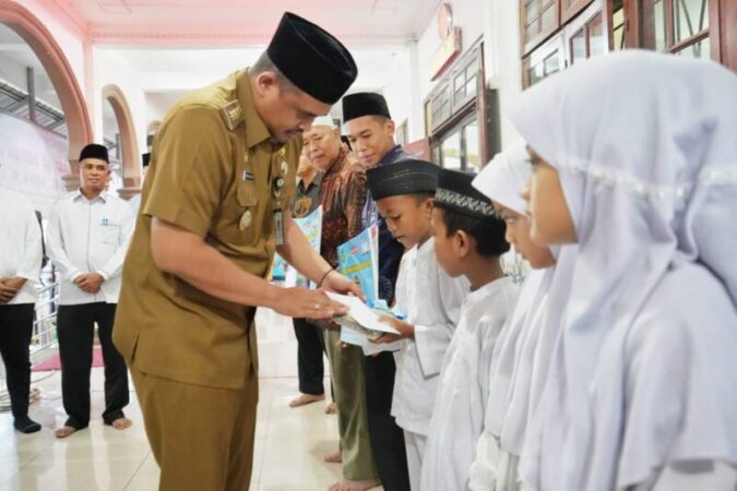 Bobby Nasution memberikan santunan kepada 50 orang anak yatim piatu di Kecamatan Medan Helvetia.