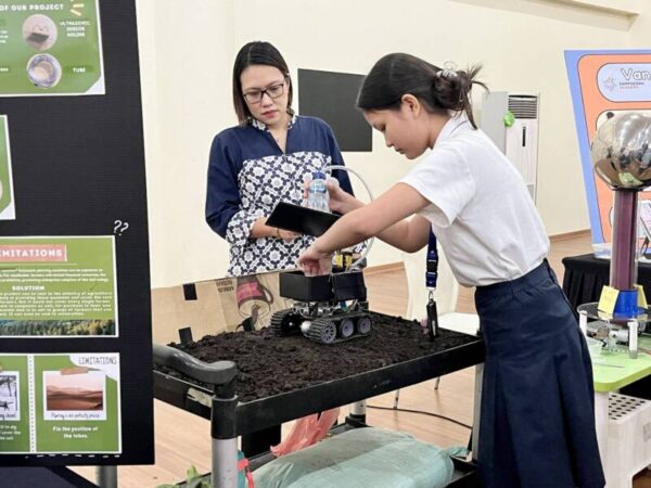 Salah satu proyek STEAM, Automatic Planting Vehicle karya Janessa Marfin & Ave Nayla S. Colia siswi Sampoerna Academy Medan Citra Grade 9 merupakan inovasi penanaman bibit menggunakan teknologi robotic.