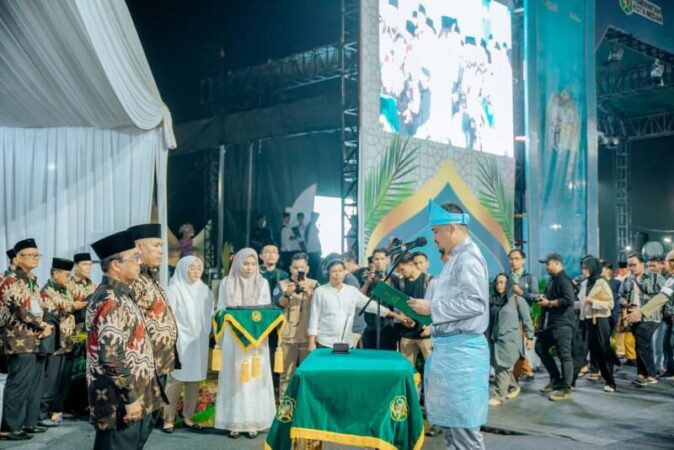 Wali Kota Medan Bobby Nasution melantik Dewan Pengawas dan Dewan Hakim (DPDH) dalam Musabaqah Tilawatil Qur'an (MTQ) ke-57 Tingkat Kota Medan Tahun 2024 di Jalan Flamboyan Raya Kelurahan Tanjung Selamat Kecamatan Medan Tuntungan, Sabtu (11/5) malam.