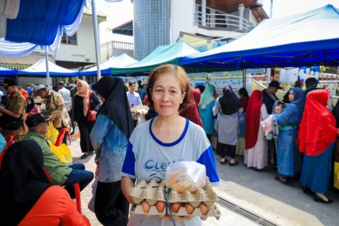 Masyarakat Kota Medan menunjukkan antusiasme yang luar biasa saat mengantri dan membeli pangan murah dalam kegiatan Gerakan Pangan Murah (GPM) tahun 2024 yang digelar Pemko Medan melalui Dinas Ketahanan Pangan, Pertanian dan Perikanan (DKP3 )di halaman kantor Kecamatan Medan Perjuangan, Selasa (14/5/24).