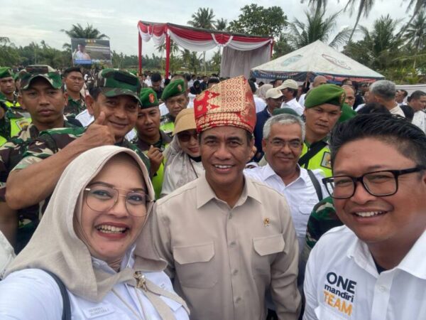 Regional CEO Kanwil I /Sumatera 1 Bank Mandiri M. Ashidiq Iswara bersama Government Business Head Mandiri Sumatera 1, Malhind Desianty saat mendampingi Menteri Pertanian Republik Indonesia Andi Amran Sulaiman saat kunjungan kerja di Sumatera Utara