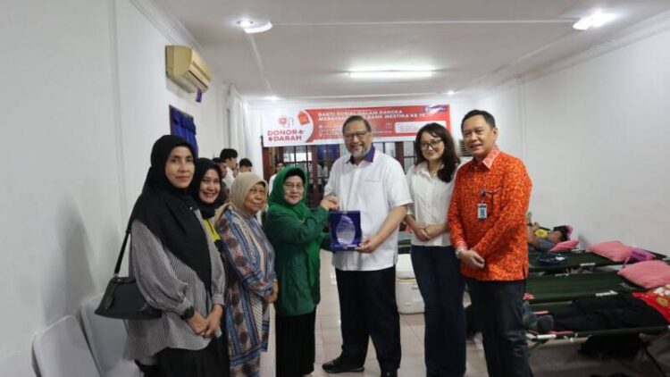 Dari kiri ke kanan: Lila Ywalita M.Psi (Pembina YOAM),Atika Rahmi, M.Psi. C.Ht (Ketua YOAM), Prof.dr.Bidasari Lubis. Sp. A (K), Halimah Hutagalung, (Pengawas YOAM), Achmad S.Kartasasmita (Presiden Direktur Bank Mestika), Doris Thianne Lubis (Kasie. Corporate Secretary), Suharto Kurniawan (Kabag. Corporate Secretary).