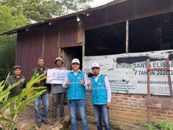 Tim PLN ULP UP3 Pematangsaintar bersama Andi Novi berfoto di depan rumahnya yang mendapat bantuan dari program Light Up The Dream. Program ini merupakan wujud kepedulian sosial insan PLN melalui donasi sukarela untuk menghadirkan terang bagi masyarakat kurang mampu.
