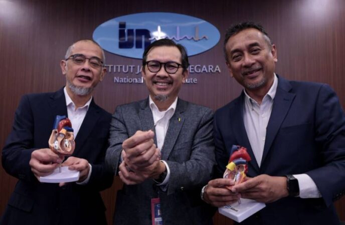 Senior Konsultan Kardiologi dan Direktur Klinis – Elektrofisiologi Intervensional dan Perangkat Implan IJN, Datuk Dr. Azlan Hussin didampingi Datuk Dr. Shaiful Azmi Yahaya saat menunjukkan alat sistem pacu jantung tanpa kabel dua ruang (Dual-Chamber) pertama di dunia, yaitu AVEIR™ DR dari Abbott.