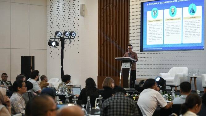 Wamenkomdigi Nezar Patria menyampaikan Keynote Speech pada acara Konferensi CTRL+J APAC di Hotel Le Meredien, Jakarta, Selasa (22/7/2025).