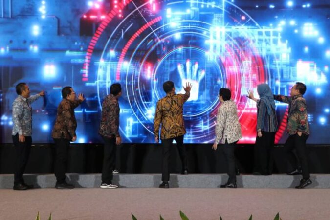 Peluncuran SPRINT Bidang PMDK dilakukan Kepala Eksekutif Pengawas Pasar Modal, Keuangan Derivatif, dan Bursa Karbon OJK Inarno Djajadi di Solo, Selasa (26/8).